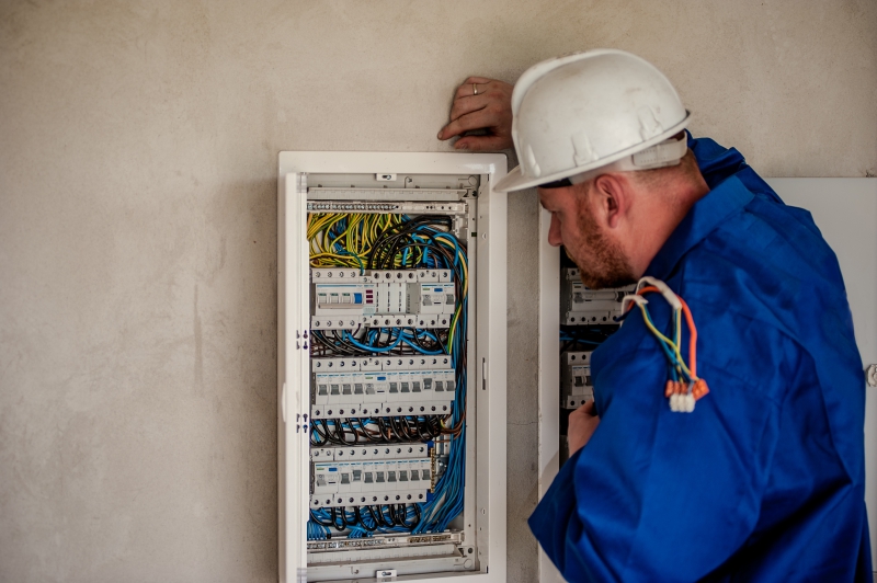 electricite-DRAGUIGNAN-min_electrician-2755683